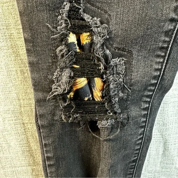 Judy Blue Black Leopard Patch Distressed Skinny Jeans 11/30 Mid Rise Raw Hem EUC - Picture 3 of 9